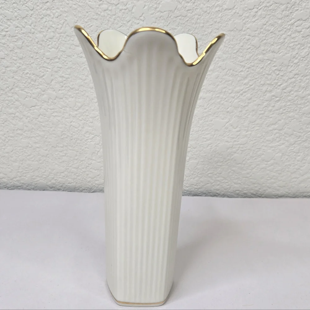 Lenox Meridian Collection Vase Ivory Porcelain 24K Gold Trim Scalloped Rim
